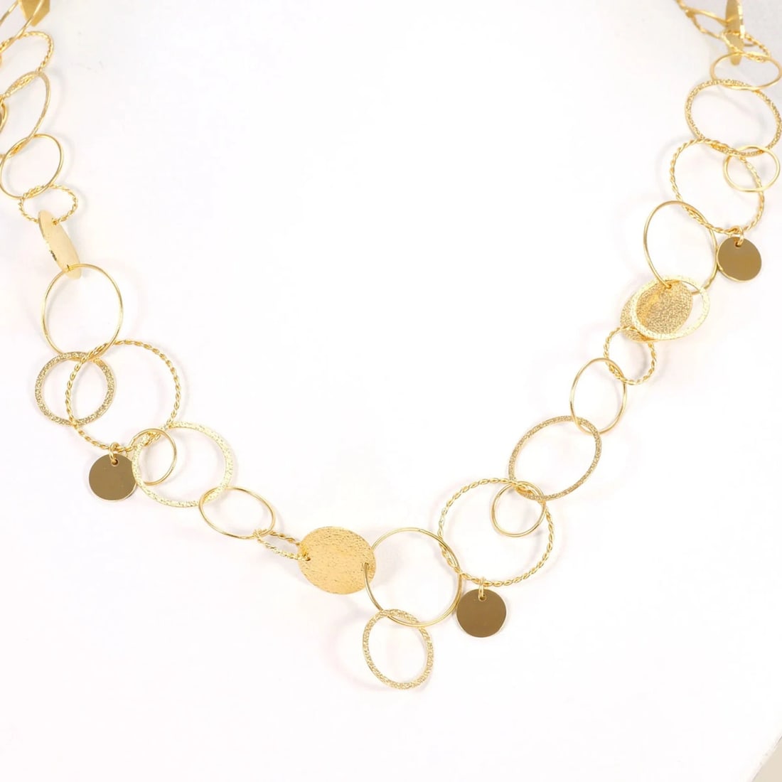 18K (18-KARAT) YELLOW GOLD NECKLACE: 18K (18-karat) Yellow Gold Necklace Brand: Unbranded Type/Style: Necklace Material: Yellow gold (18K), Color: Yellow gold Size: Length: 47cm Accessories: None Accessories Notice: When purchasing