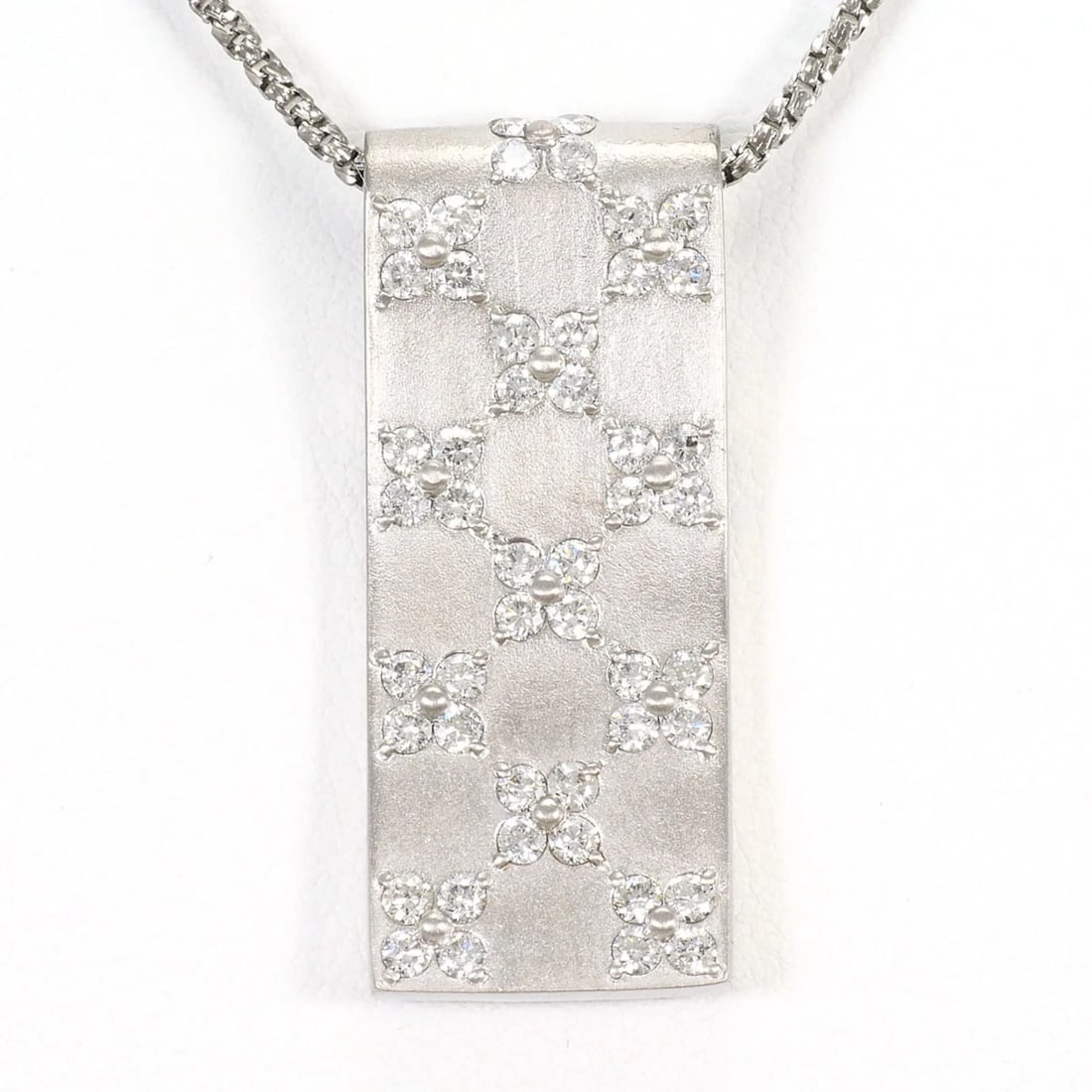18K (18-KARAT WHITE GOLD) NECKLACE: 18K (18-karat white gold) necklace Brand: Unbranded Type/Style: Necklace Material: White gold (18K), Main Stone Natural Color: White gold Size: Length: 50cm Accessories: None Accessories Notice: When
