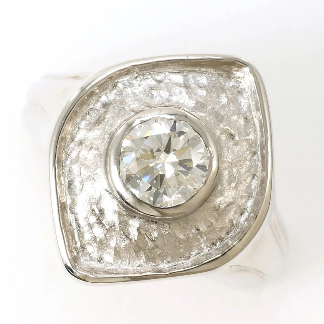 PT900 PLATINUM RING: PT900 Platinum Ring Brand: Unbranded Type/Style: Band ring Material: Platinum 900, Main Stone Natural Color: Platinum Size: US 7 Accessories: None Accessories Notice: When purchasing pre-o