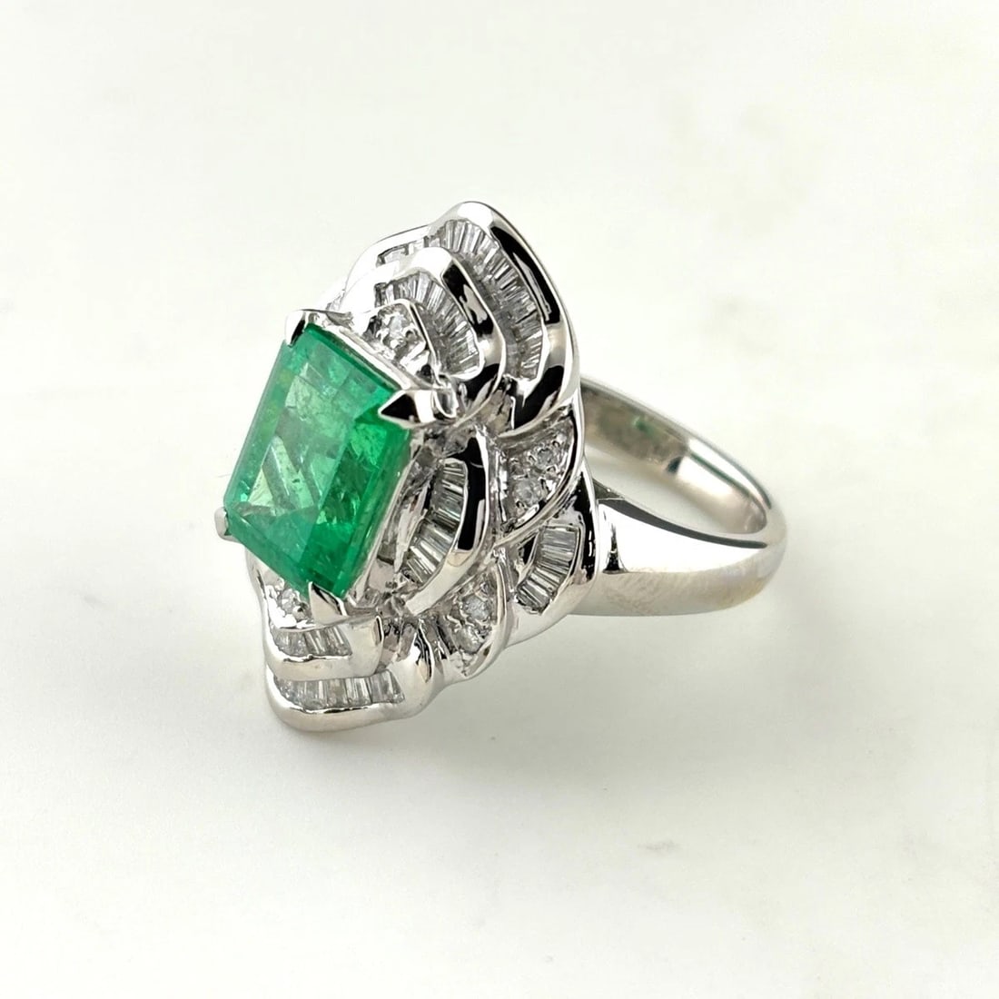 EMERALD PLATINUM RING MELEE RING PT900 EMERALD DIAMOND: Emerald Platinum Ring Melee Ring Pt900 Emerald Diamond Brand: Unbranded Type/Style: Ring Material: Pt900, Main Stone Emerald /Secondary Stone:Natural Color: None Size: US6.5 to 7 Accessories: None