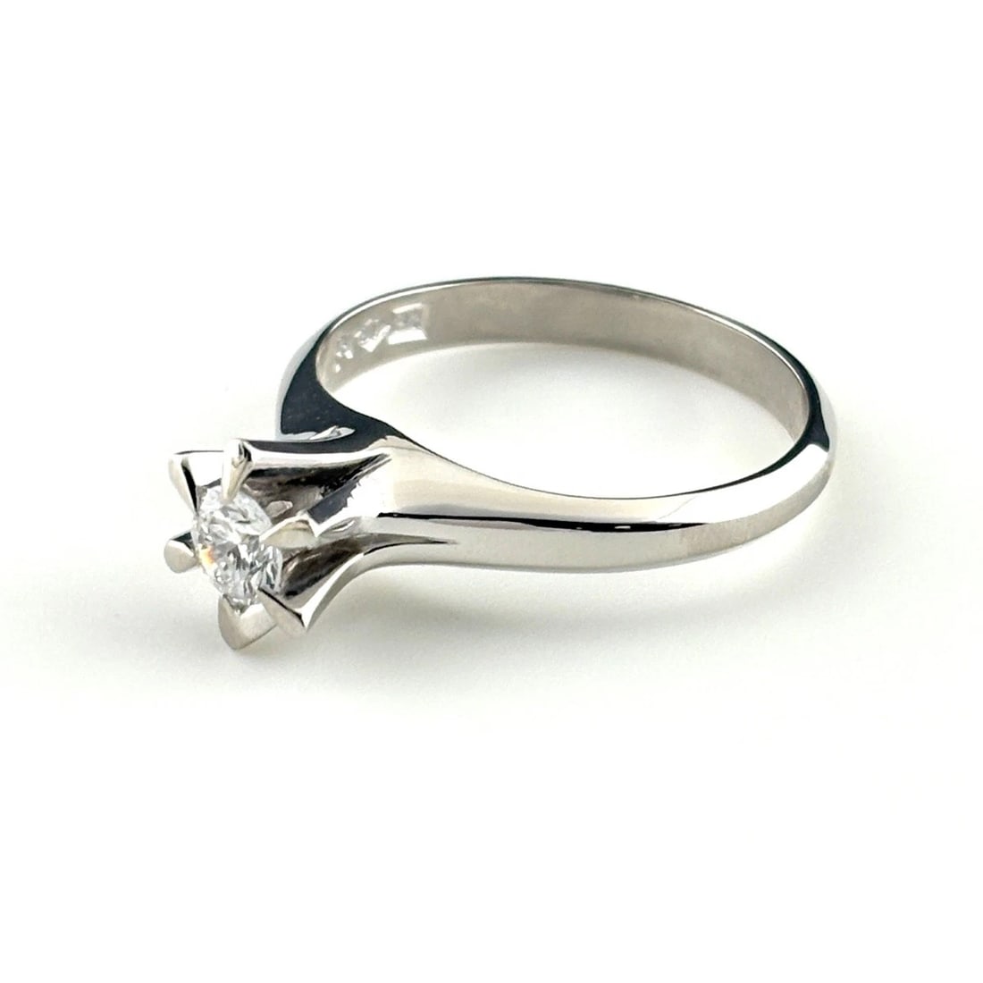 DIAMOND DESIGN RING PLATINUM RING PT900 DIAMOND: Diamond Design Ring Platinum Ring Pt900 Diamond Brand: Unbranded Type/Style: Ring Material: Pt900, Main Stone Natural Color: None Size: US6.5 to 7 Accessories: None Accessories Notice: When