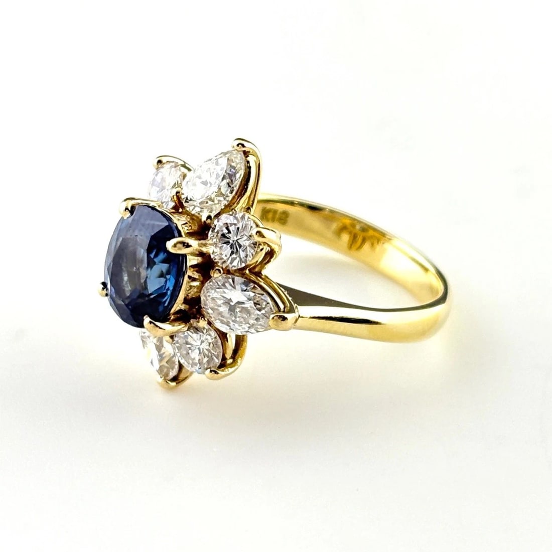 SAPPHIRE DESIGN RING YG MELEE DIAMOND RING: Sapphire Design Ring Yg Melee Diamond Ring Brand: Unbranded Type/Style: Ring Material: 18K YG, Main Stone Sapphire /Secondary Stone:Natural Color: YG Size: US4.5 to 5 Accessories: None Accessories