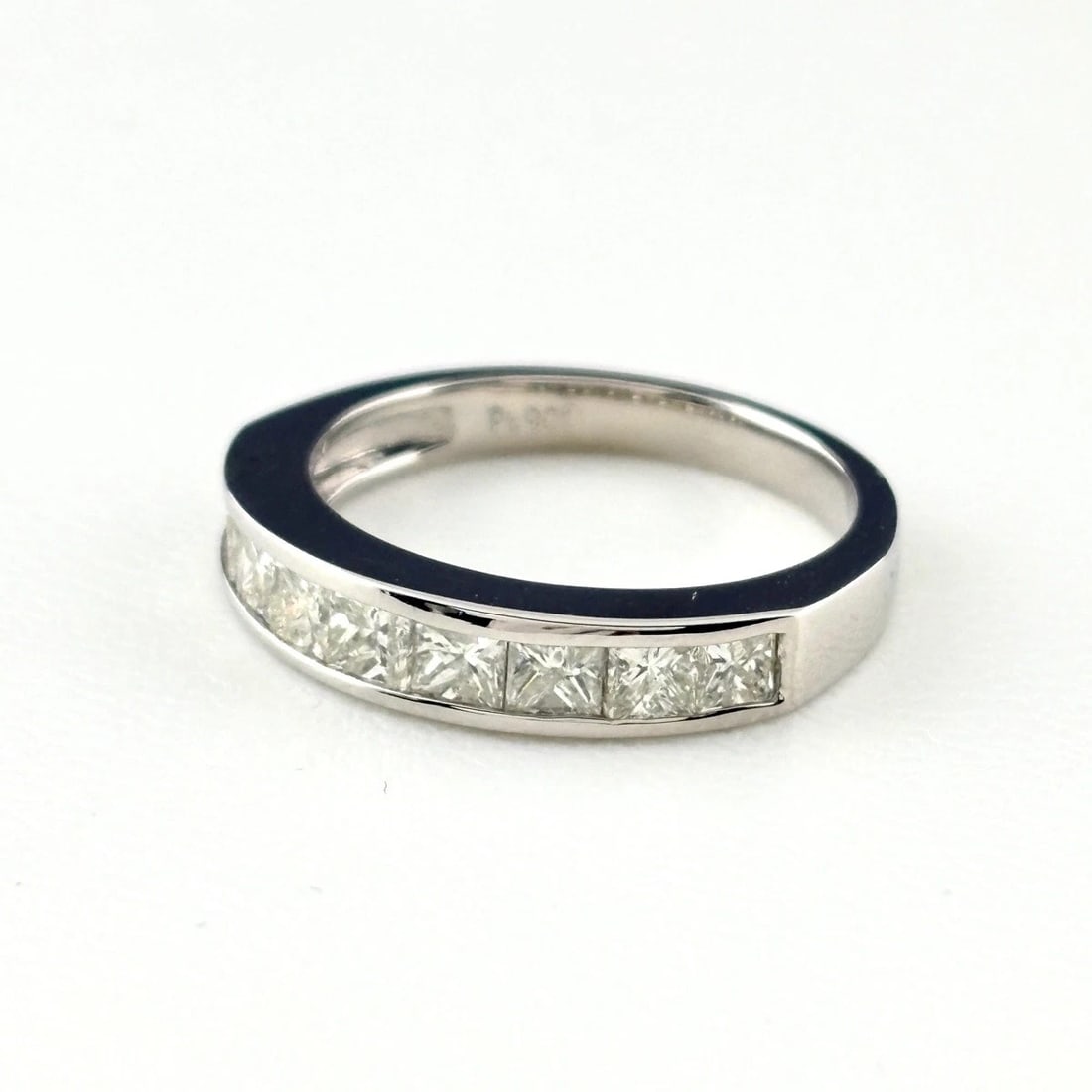 MELEE DIAMOND PLATINUM RING PT900 DIAMOND: Melee Diamond Platinum Ring Pt900 Diamond Brand: Unbranded Type/Style: Ring Material: Pt900, Main Stone Natural Color: None Size: US5.5 to 6 Accessories: None Accessories Notice: When purchasing