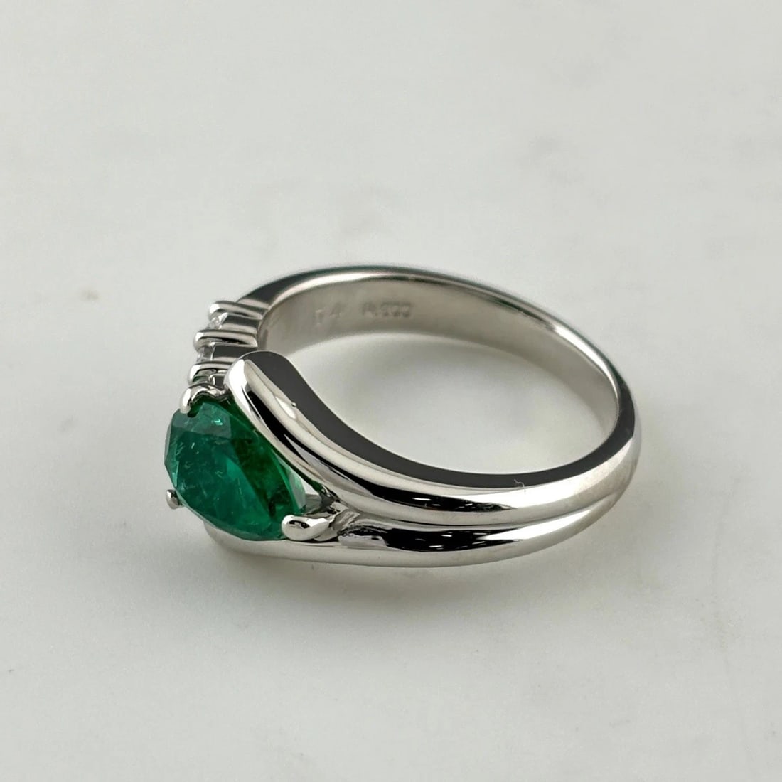 EMERALD PLATINUM RING MELEE DIAMOND RING: Emerald Platinum Ring Melee Diamond Ring Brand: Unbranded Type/Style: Ring Material: Pt900, Main Stone Emerald /Secondary Stone:Natural Color: None Size: US7 to 7.5 Accessories: None Acces