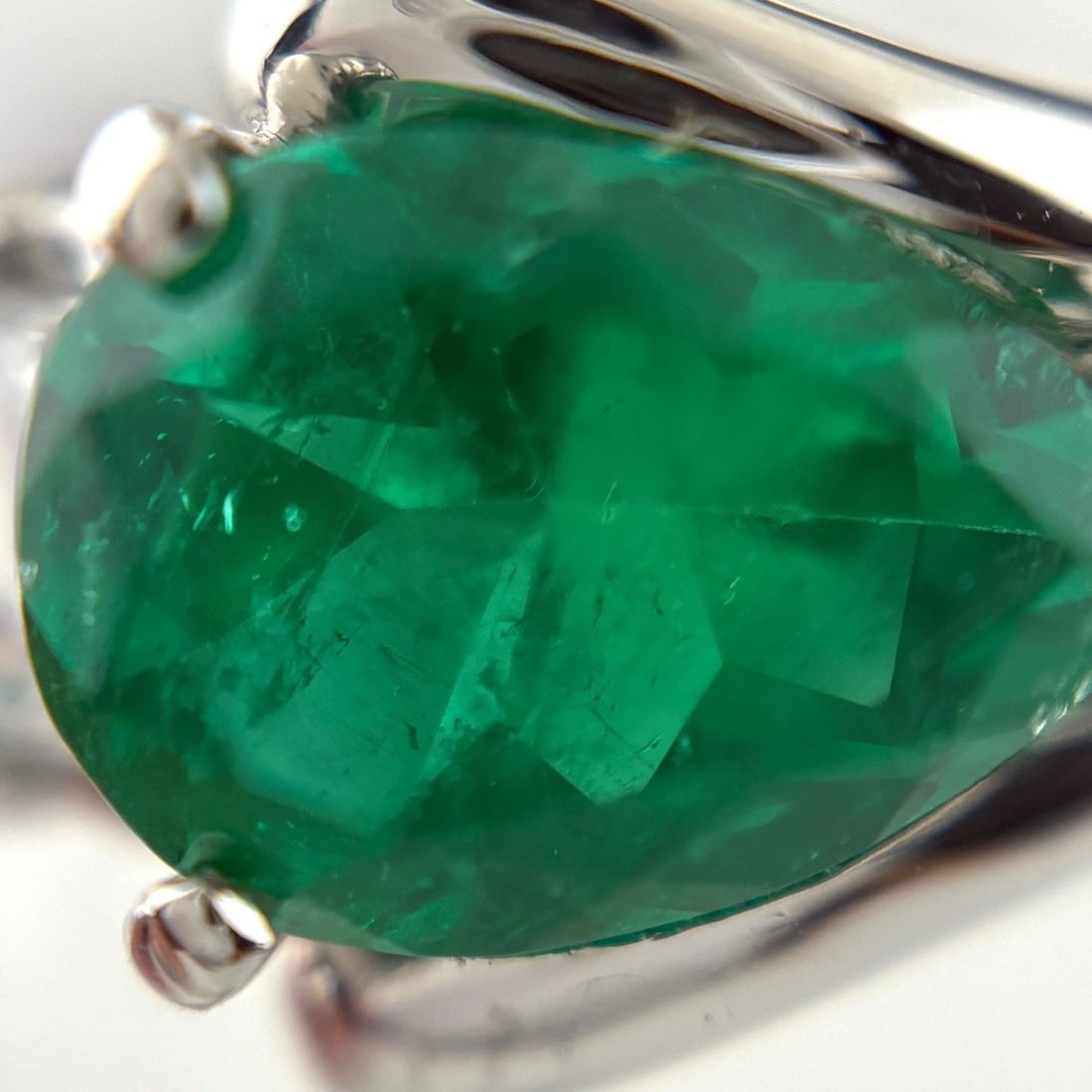 EMERALD PLATINUM RING MELEE DIAMOND RING - 2