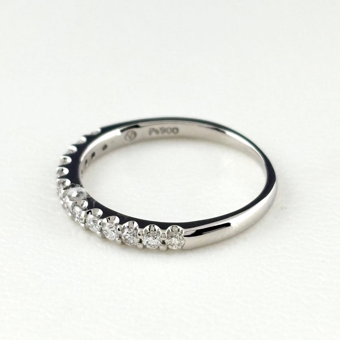 VENDOME AOYAMA MELEE DIAMOND RING PLATINUM: Vendome Aoyama Melee Diamond Ring Platinum Brand: VENDOME AOYAMA Type/Style: Ring Material: Pt900, Main Stone Natural Color: None Size: US4.5 to 5 Accessories: None Accessories Notice: When