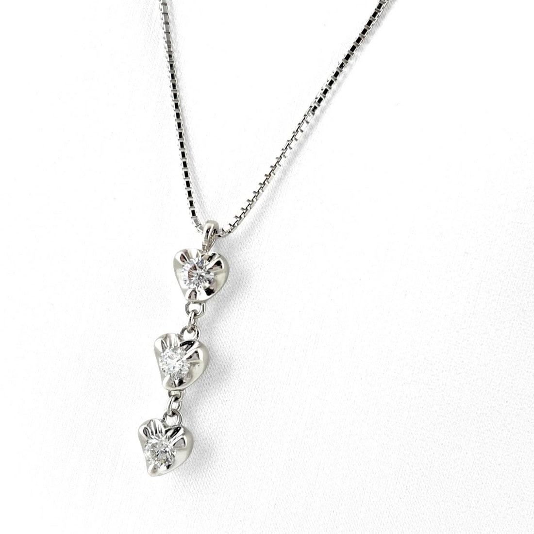 HEART MOTIF DESIGN NECKLACE WG PENDANT MELEE DIAMOND: Heart Motif Design Necklace Wg Pendant Melee Diamond Brand: Unbranded Type/Style: Necklace Material: 18K WG, Main Stone Natural Color: WG Size: 27.9x6.2mm(1.1") Accessories: None Accessories Notice: