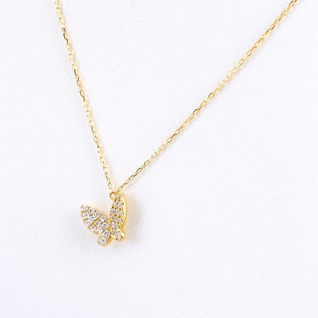 AHKAH PAPILLON BRILLIANT PAVE YG PENDANT MELEE DIAMOND: Ahkah Papillon Brilliant Pave Yg Pendant Melee Diamond Brand: AHKAH Type/Style: Necklace Material: 750YG, Main Stone Natural Color: YG Size: 8.3x7.5mm(0.3") Accessories: None Accessories Notice: When