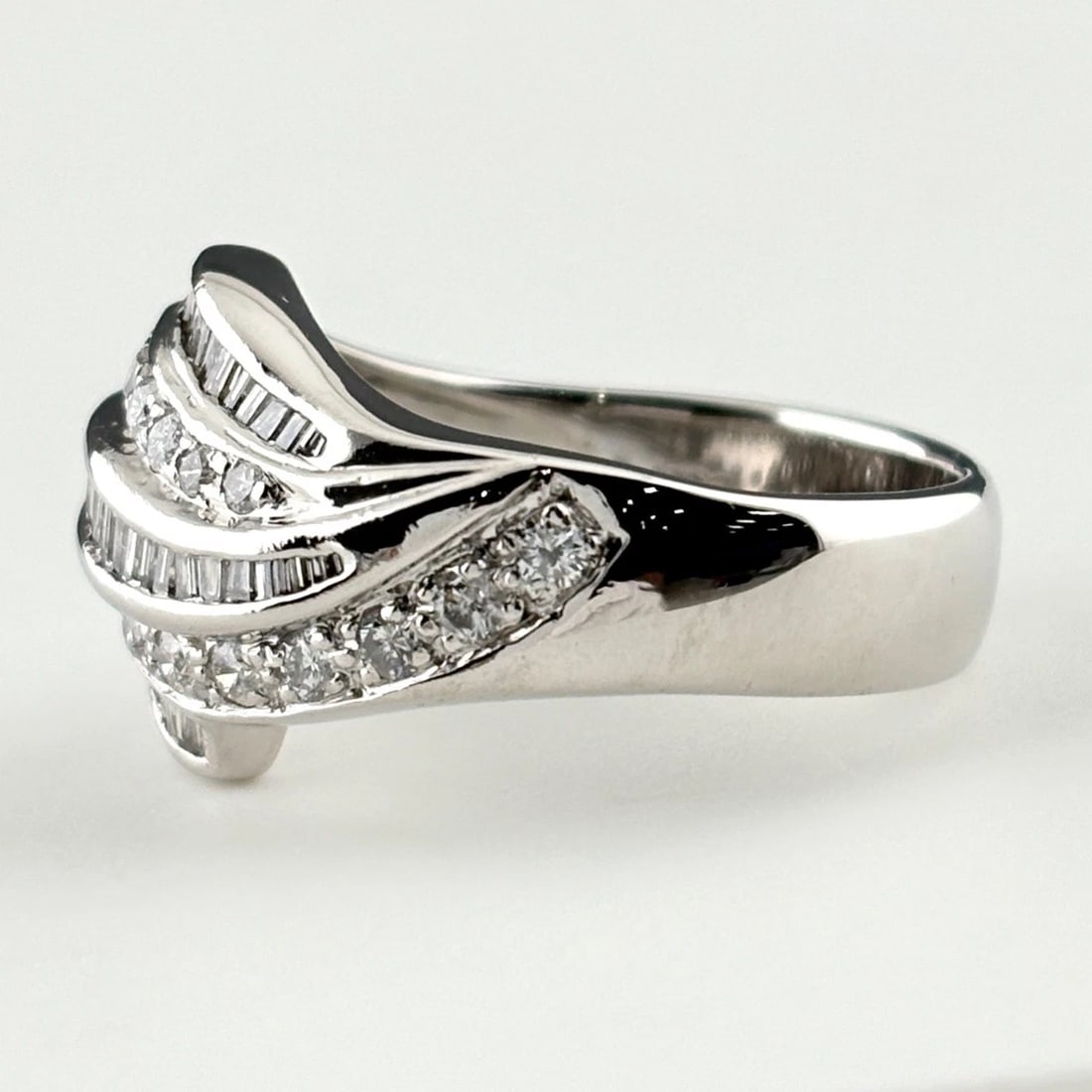 MELEE DIAMOND DESIGN RING PLATINUM RING PT900: Melee Diamond Design Ring Platinum Ring Pt900 Brand: Unbranded Type/Style: Ring Material: Pt900, Main Stone Natural Color: None Size: US7.5 to 8 Accessories: None Accessories Notice: When