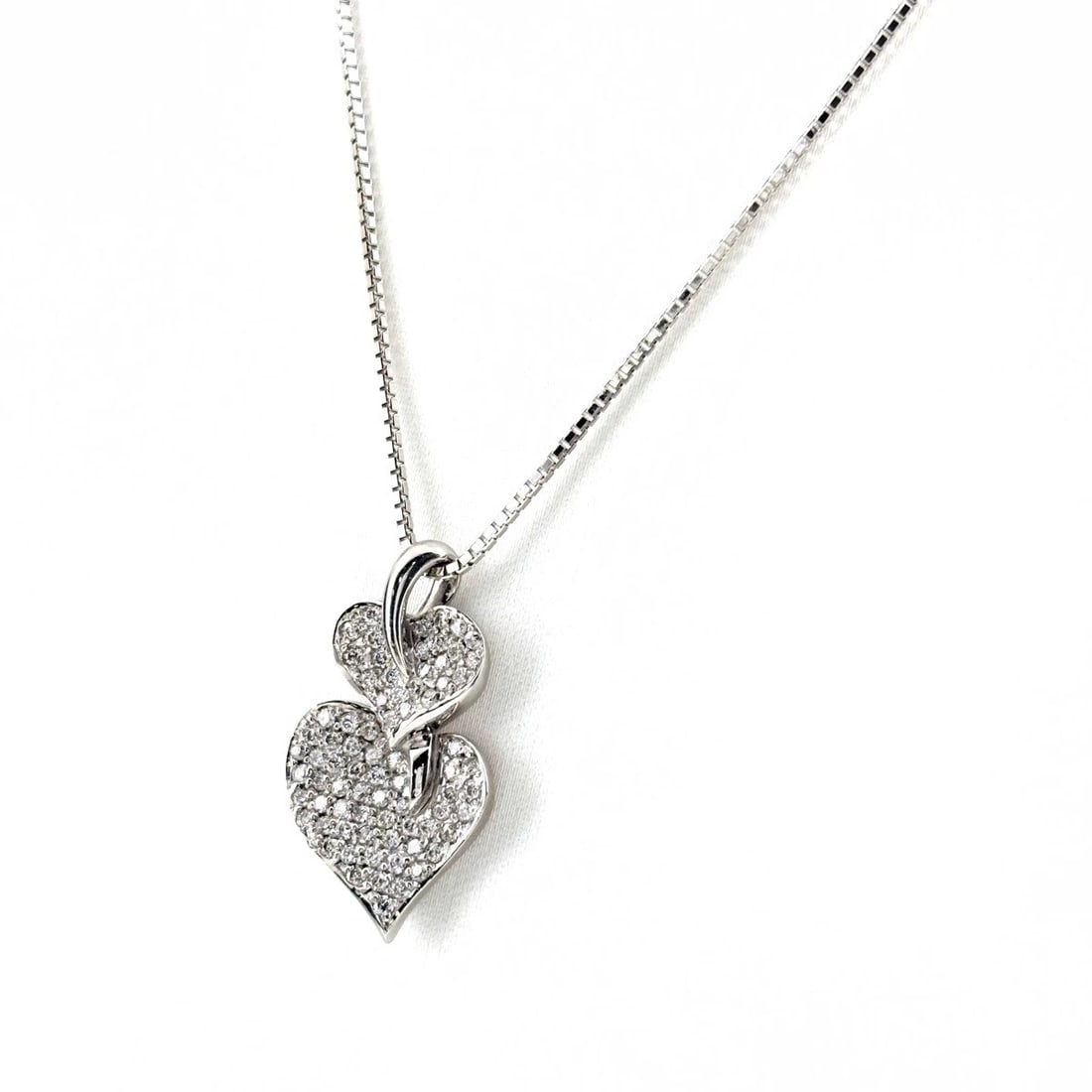 HEART MOTIF DESIGN NECKLACE WG PENDANT MELEE DIAMOND: Heart Motif Design Necklace Wg Pendant Melee Diamond Brand: Unbranded Type/Style: Necklace Material: 18K WG, Main Stone Natural Color: WG Size: 25.2x14.7mm(1.0") Accessories: None Accessories Notice: