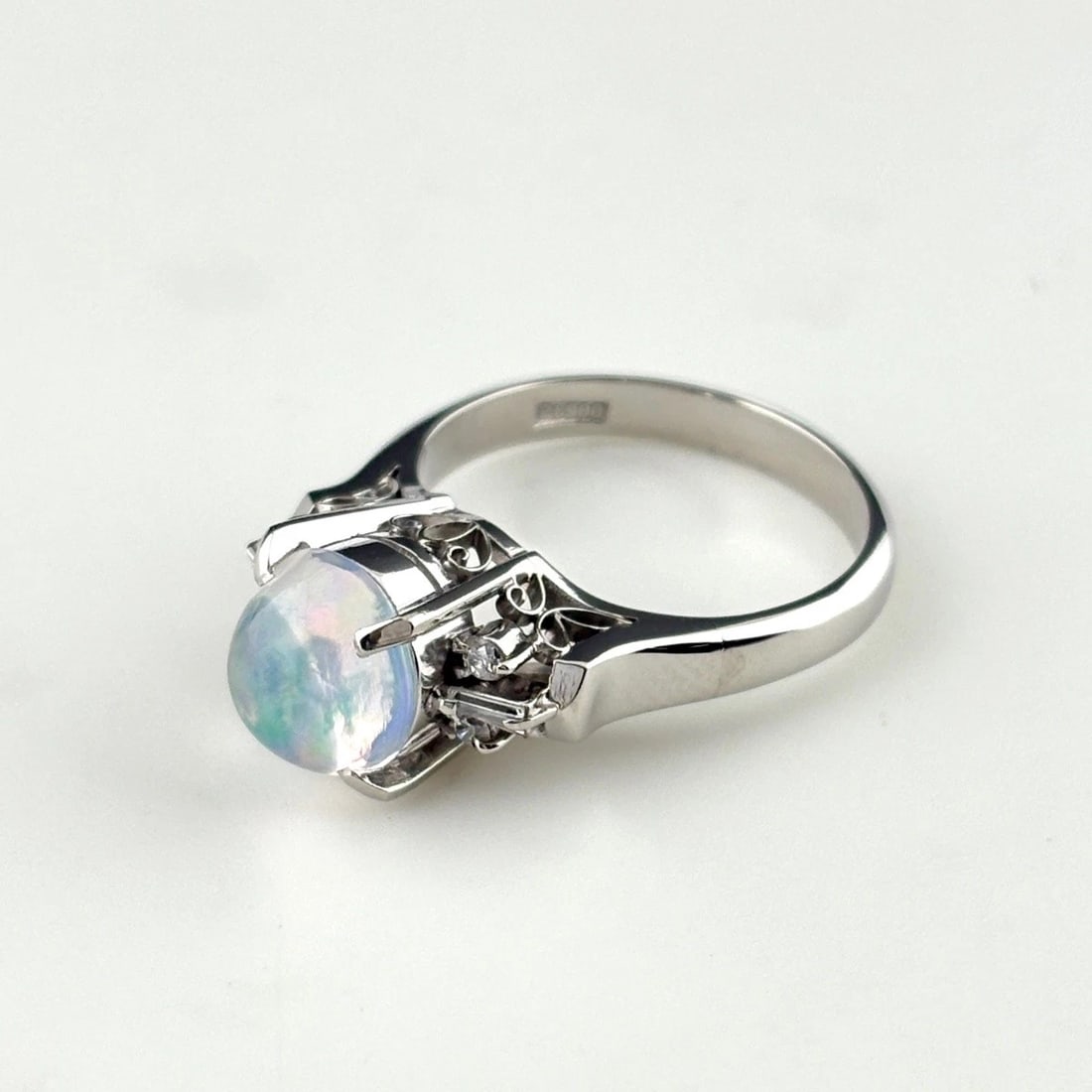 OPAL DESIGN RING PLATINUM MELEE DIAMOND RING: Opal Design Ring Platinum Melee Diamond Ring Brand: Unbranded Type/Style: Ring Material: Pt900, Main Stone Opal /Secondary Stone:Natural Color: None Size: US6 Accessories: None Accessories