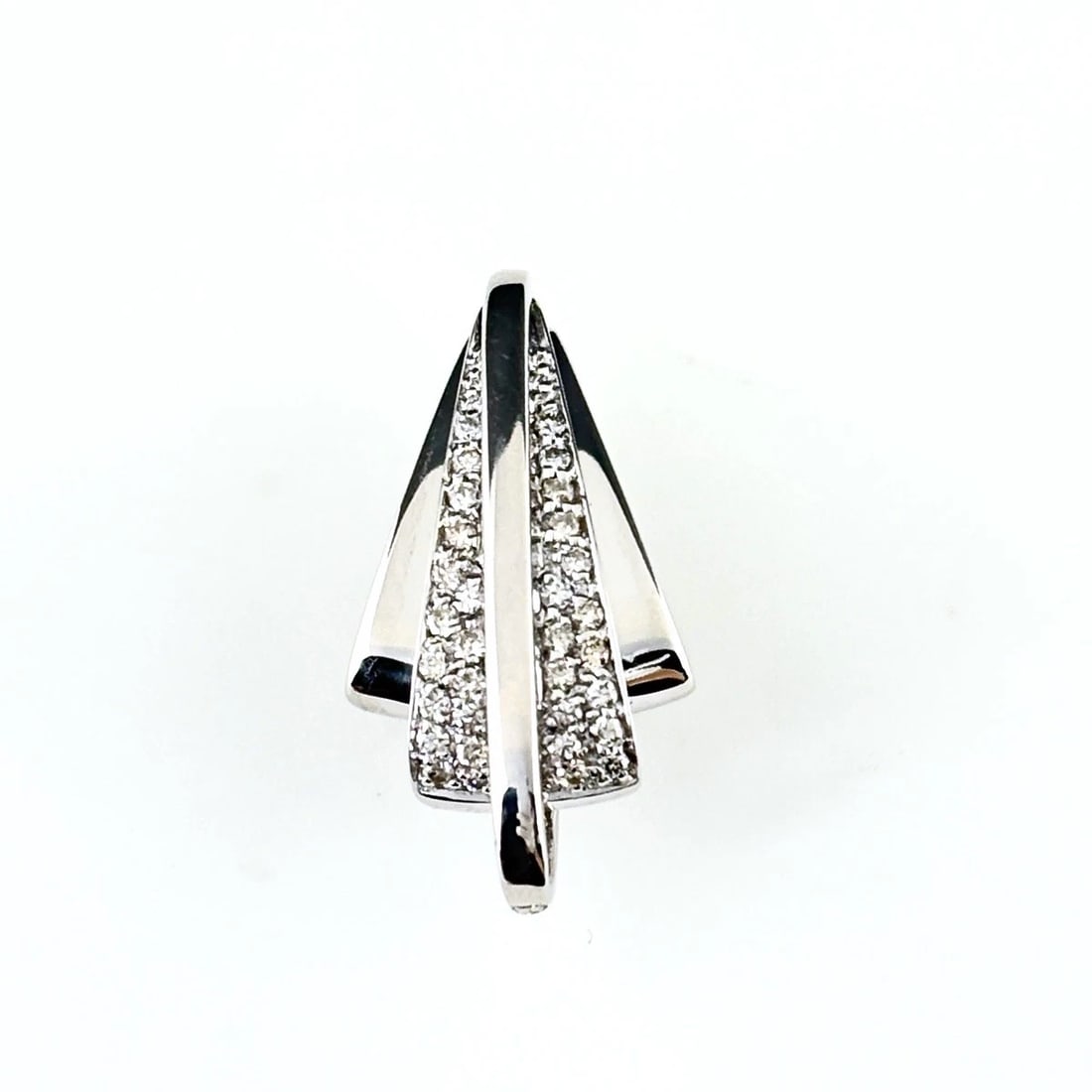 MELEE DIAMOND DESIGN PENDANT HEAD 18K: Melee Diamond Design Pendant Head 18K Brand: Unbranded Type/Style: Pendant Head Material: 18K, Main Stone Natural Color: None Size: 27.1x13.9mm(1.1") Accessories: None Accessories Notice: