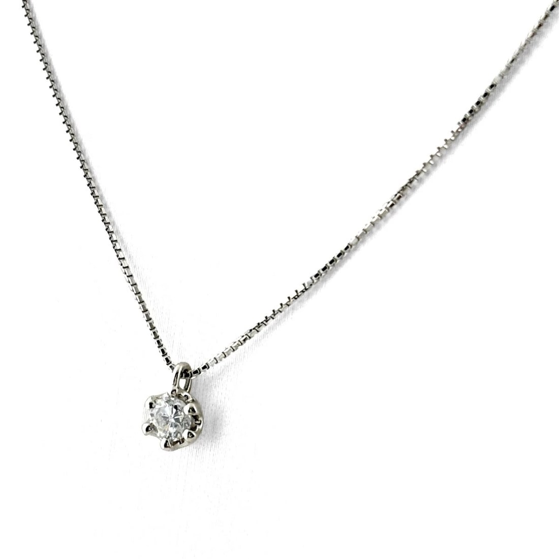DIAMOND DESIGN NECKLACE PLATINUM PENDANT NECKLACE: Diamond Design Necklace Platinum Pendant Necklace Brand: Unbranded Type/Style: Necklace Material: Pt900, Main Stone Natural Color: None Size: 7.1x4.9mm(0.3") Accessories: None Accessories
