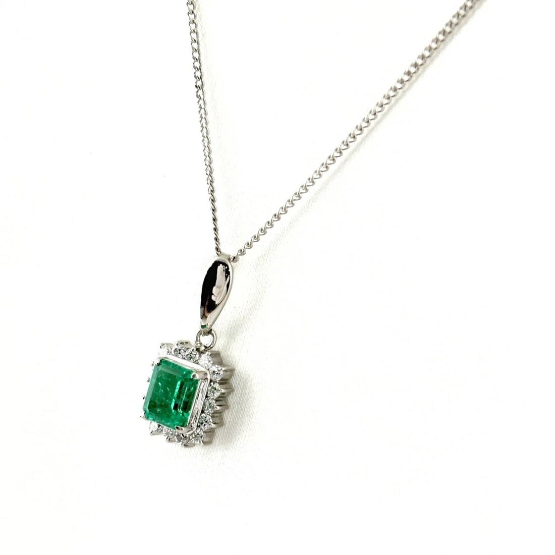 EMERALD DESIGN NECKLACE PLATINUM PENDANT MELEE DIAMOND: Emerald Design Necklace Platinum Pendant Melee Diamond Brand: Unbranded Type/Style: Necklace Material: Pt900, Main Stone Emerald /Secondary Stone:Natural Color: None Size: 18.4x8.4mm(0.7")