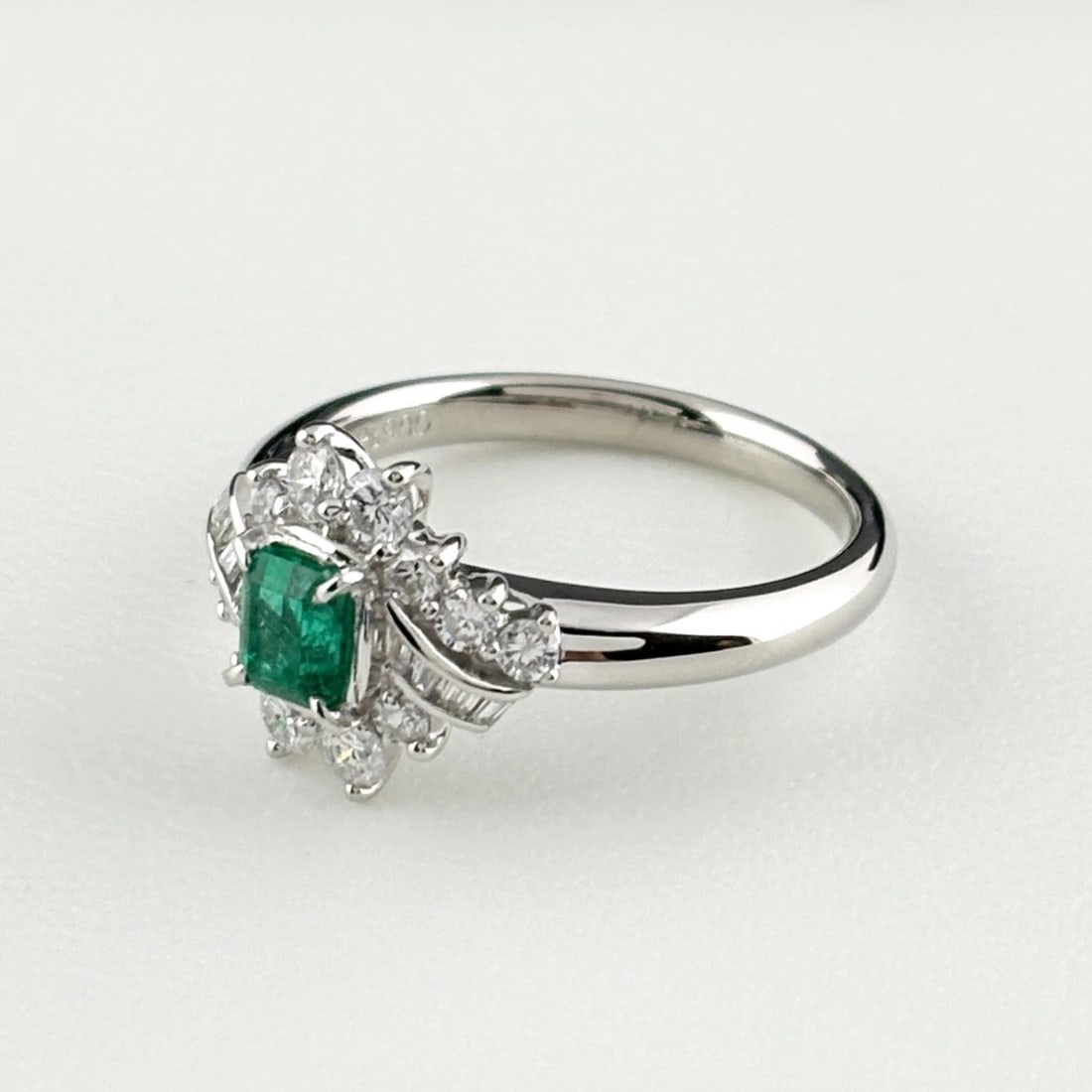 EMERALD DESIGN RING PLATINUM MELEE DIAMOND RING: Emerald Design Ring Platinum Melee Diamond Ring Brand: Unbranded Type/Style: Ring Material: Pt900, Main Stone Emerald /Secondary Stone:Natural Color: None Size: US6 to 6.5 Accessories: None