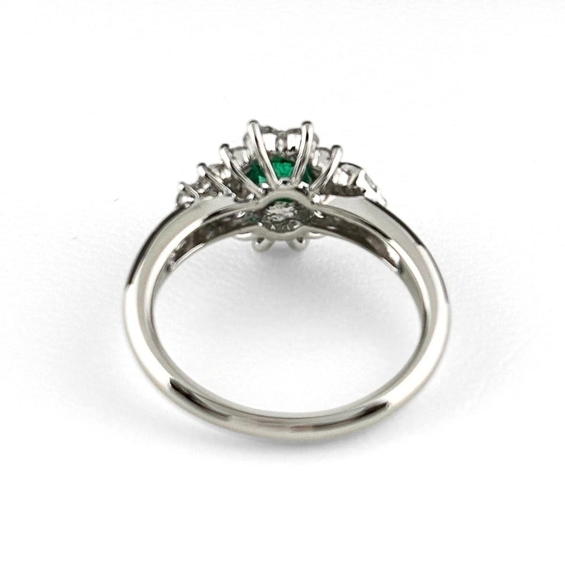 EMERALD DESIGN RING PLATINUM MELEE DIAMOND RING - 2