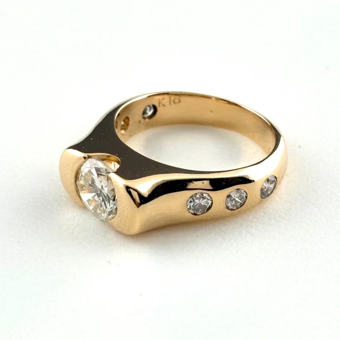 DIAMOND YG RING MELEE DIAMOND RING 18K: Diamond Yg Ring Melee Diamond Ring 18K Brand: Unbranded Type/Style: Ring Material: 18K YG, Main Stone Natural Color: YG Size: US4.5 to 5 Accessories: None Accessories Notice: When purchasing
