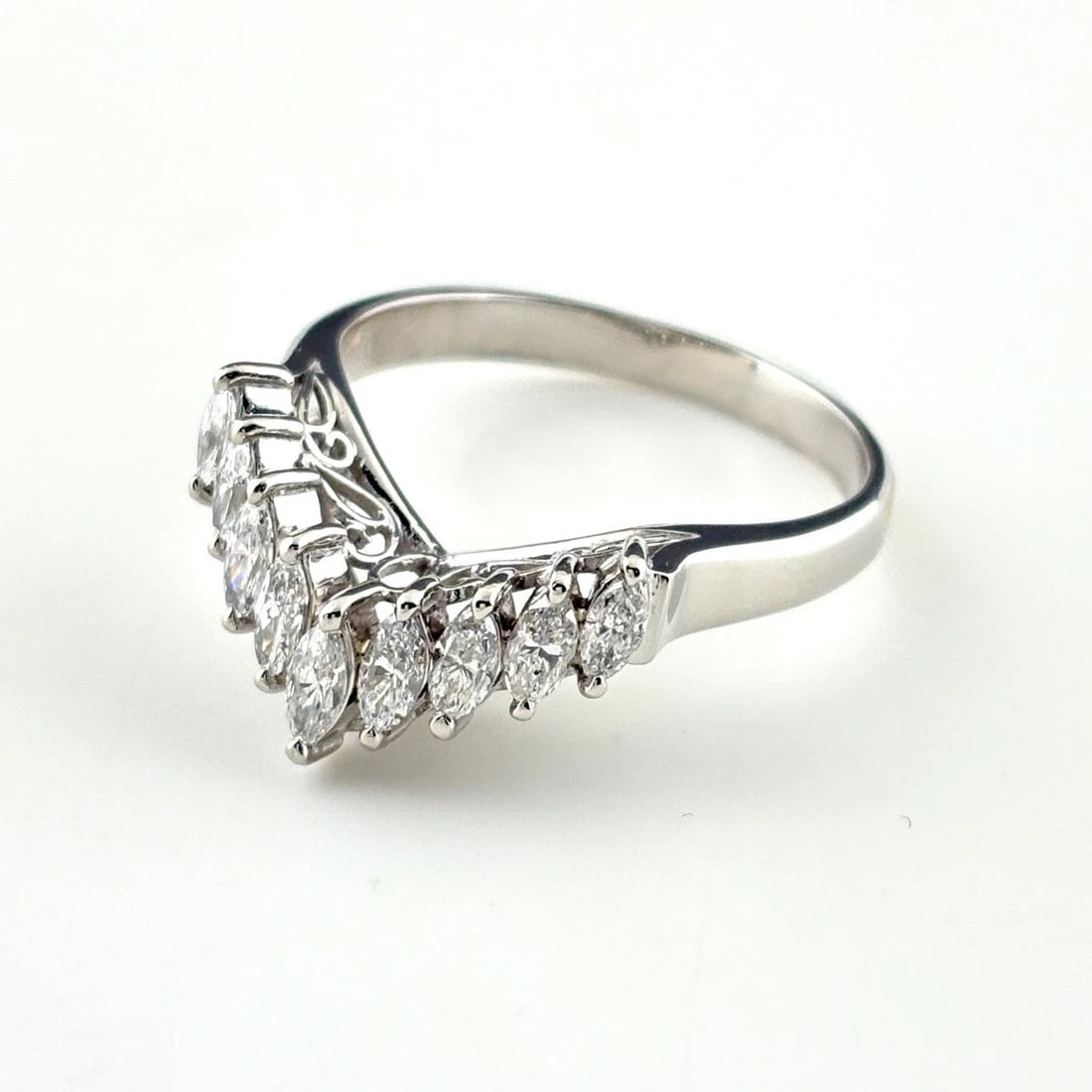 MELEE DIAMOND PLATINUM RING PT900 DIAMOND: Melee Diamond Platinum Ring Pt900 Diamond Brand: Unbranded Type/Style: Ring Material: Pt900, Main Stone Natural Color: None Size: US8.5 to 9 Accessories: None Accessories Notice: When purc