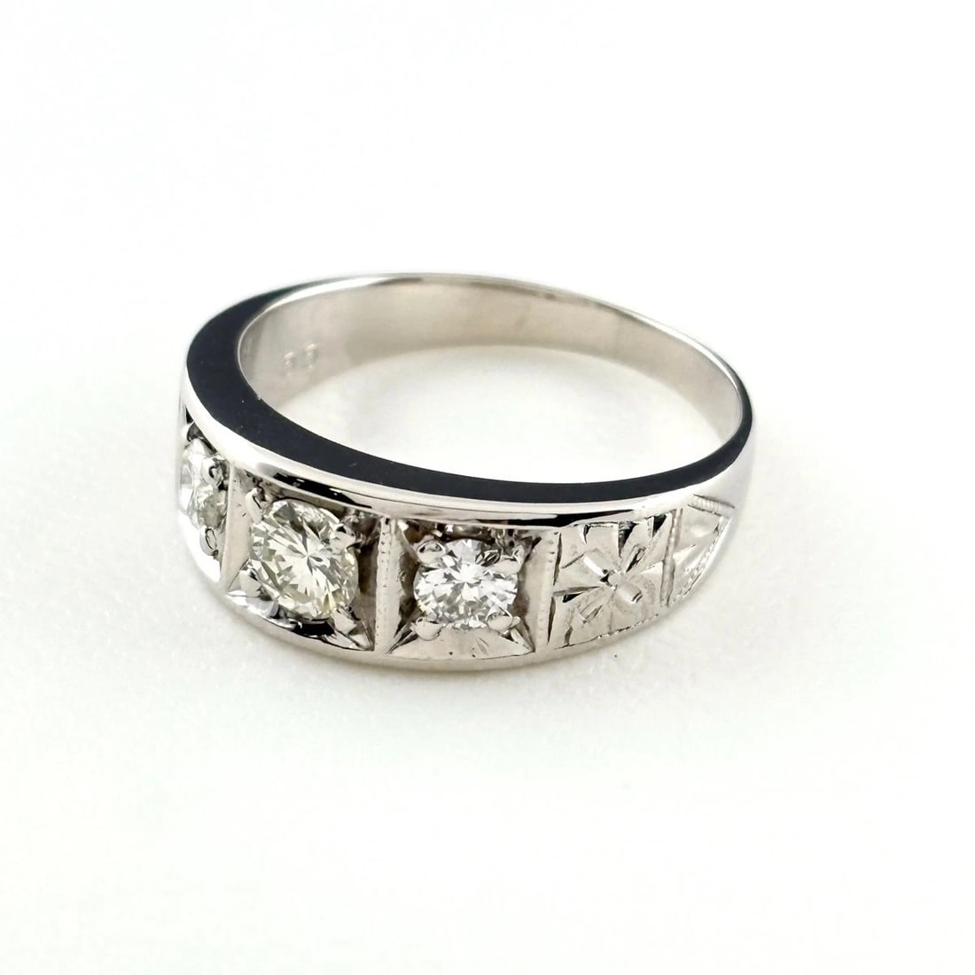 MELEE DIAMOND PLATINUM RING PT900 DIAMOND: Melee Diamond Platinum Ring Pt900 Diamond Brand: Unbranded Type/Style: Ring Material: Pt900, Main Stone Natural Color: None Size: US6.5 to 7 Accessories: None Accessories Notice: When purc