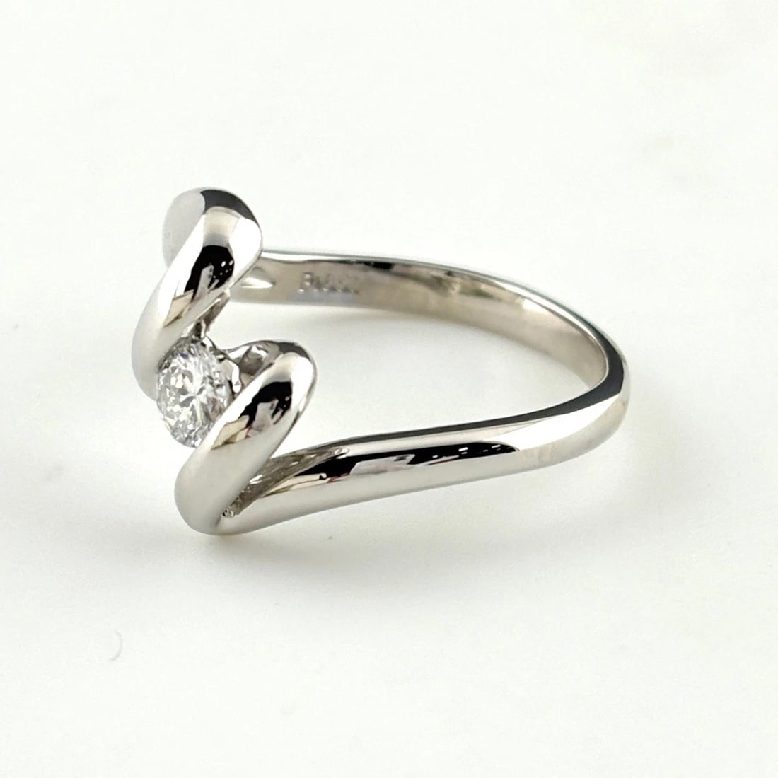 DIAMOND DESIGN RING PLATINUM RING PT850: Diamond Design Ring Platinum Ring Pt850 Brand: Unbranded Type/Style: Ring Material: Pt850, Main Stone Natural Color: None Size: US5 Accessories: None Accessories Notice: When purchasing pre-owned