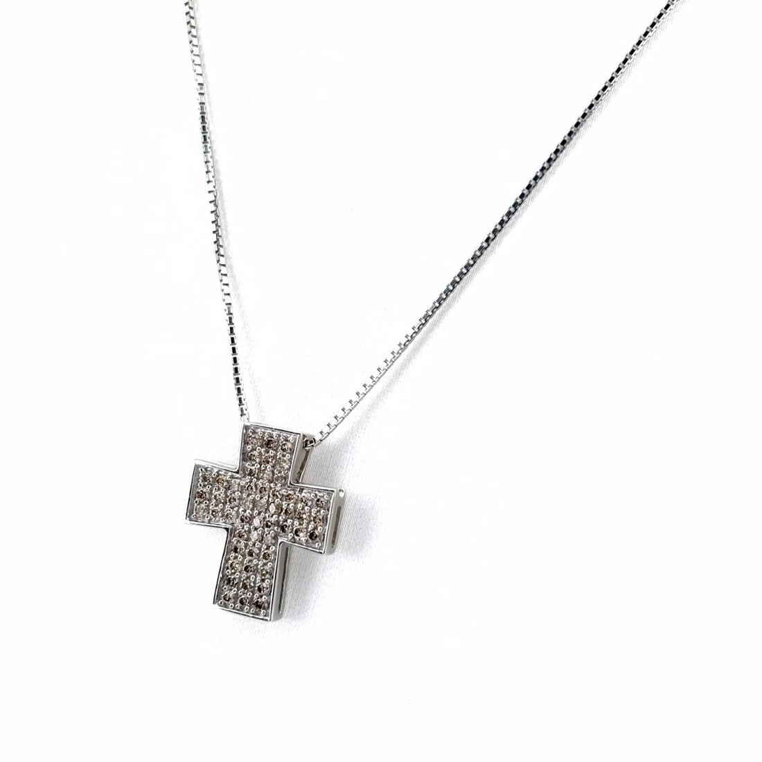 CROSS MOTIF DESIGN NECKLACE WG PENDANT MELEE DIAMOND: Cross Motif Design Necklace Wg Pendant Melee Diamond Brand: Unbranded Type/Style: Necklace Material: 18K WG, Main Stone Natural Color: WG Size: 17.6x14.9mm(0.7") Accessories: None Accessories Notice: