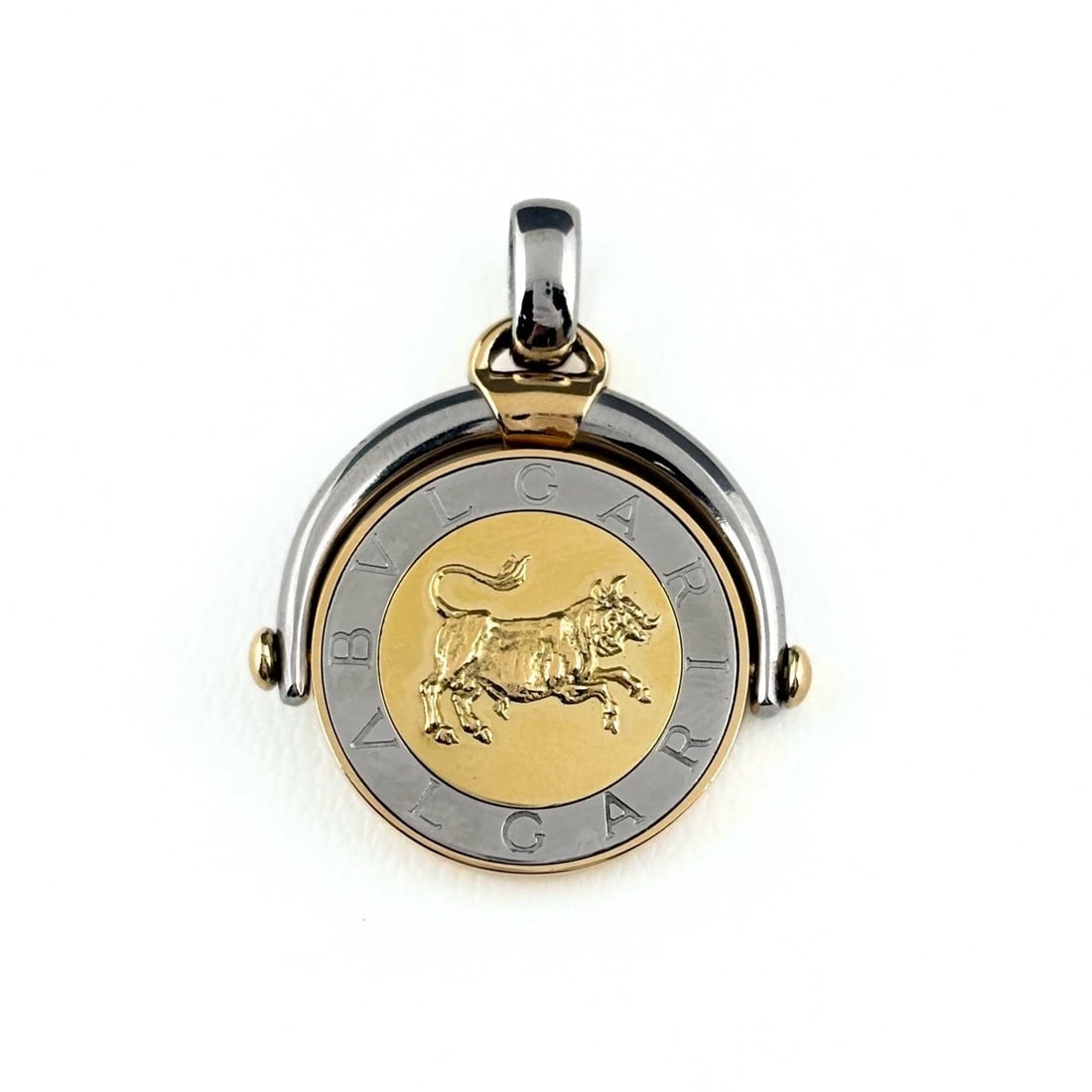 BVLGARI HOROSCOPE TOP YG PENDANT HEAD 750: Bvlgari Horoscope Top Yg Pendant Head 750 Brand: BVLGARI Type/Style: Pendant Head Material: 750YG, Main Stone None Color: YG Size: 35.6x28.0mm(1.4") Accessories: None Accessories Notice: When