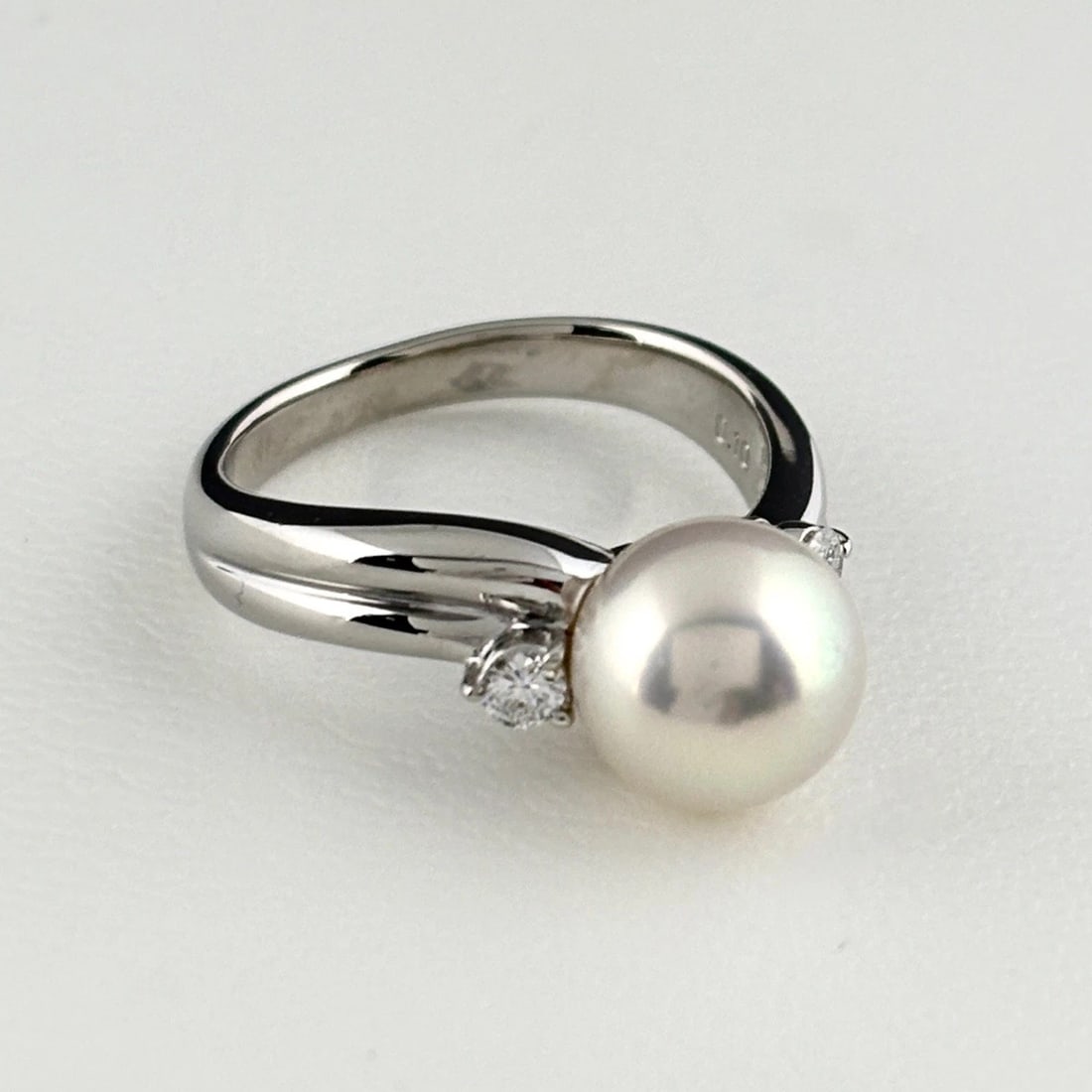 TASAKI PEARL RING PLATINUM MELEE DIAMOND RING: Tasaki Pearl Ring Platinum Melee Diamond Ring Brand: TASAKI Type/Style: Ring Material: Pt900, Main Stone Pearl /Secondary Stone:Natural Color: None Size: US6 Accessories: None Accessories Notice: