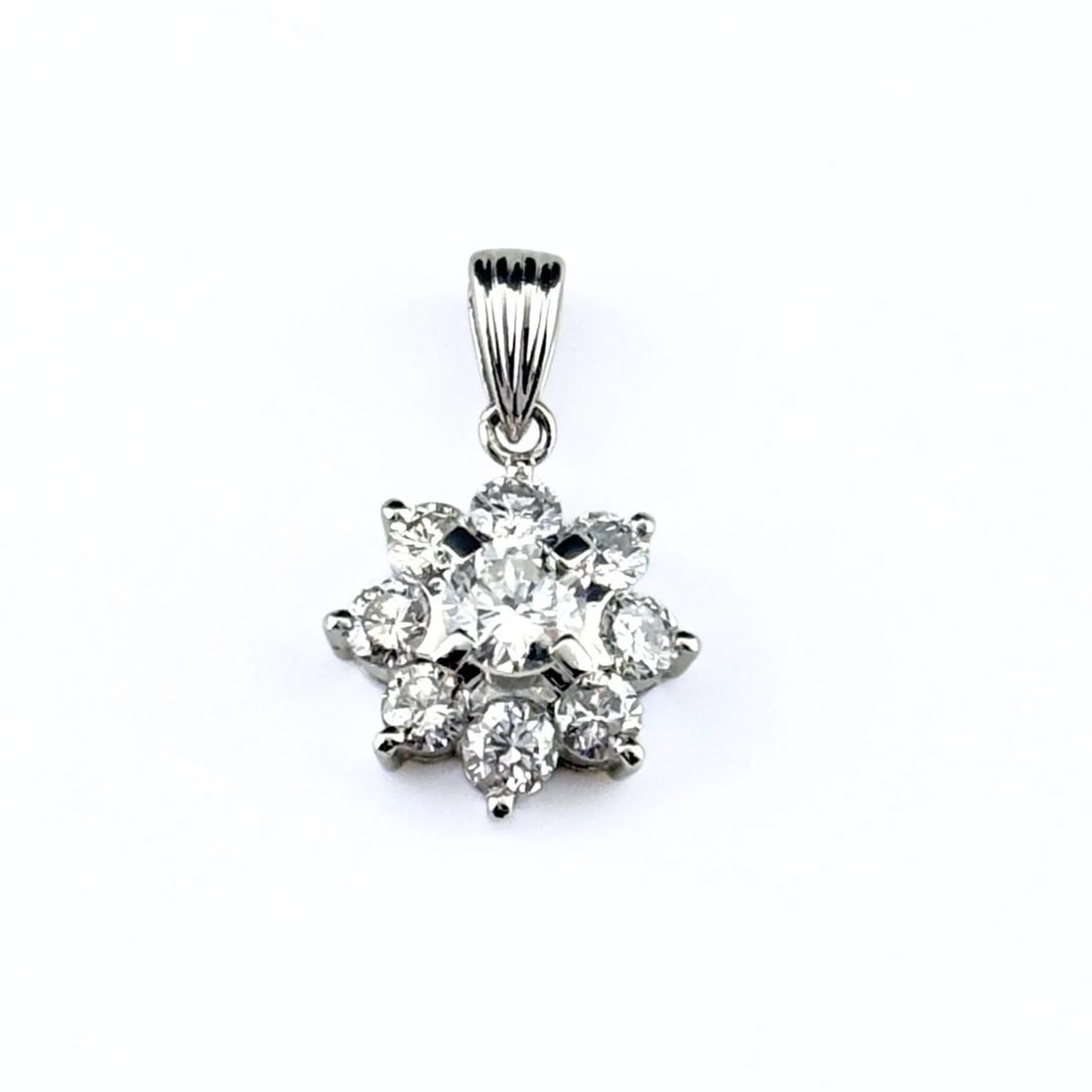 FLOWER MOTIF PLATINUM MELEE DIAMOND FLOWER PENDANT HEAD: Flower Motif Platinum Melee Diamond Flower Pendant Head Brand: Unbranded Type/Style: Pendant Head Material: Pt900, Main Stone Natural Color: None Size: 19.3x11.6mm(0.8") Accessories: None Accessories