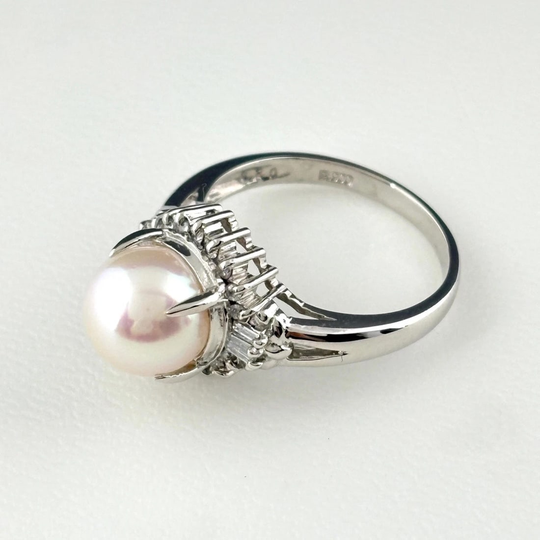 PEARL DESIGN RING PLATINUM MELEE DIAMOND RING: Pearl Design Ring Platinum Melee Diamond Ring Brand: Unbranded Type/Style: Ring Material: Pt900, Main Stone Pearl /Secondary Stone:Natural Color: None Size: US6.5 to 7 Accessories: None Accessories