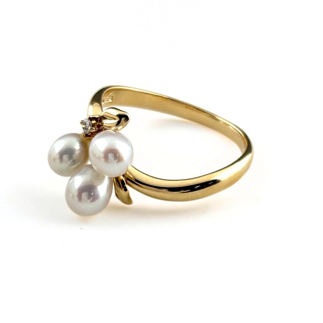 TASAKI PEARL RING YG RING MELEE DIAMOND PEARL RING: Tasaki Pearl Ring Yg Ring Melee Diamond Pearl Ring Brand: TASAKI Type/Style: Ring Material: 18K YG, Main Stone Pearl /Secondary Stone:Natural Color: YG Size: US6.5 Accessories: None Accessories