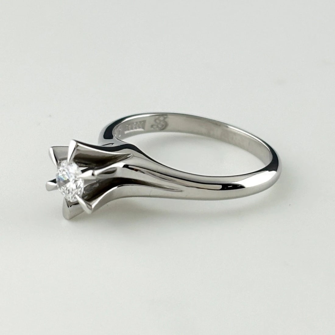 DIAMOND DESIGN RING PLATINUM RING PT900: Diamond Design Ring Platinum Ring Pt900 Brand: Unbranded Type/Style: Ring Material: Pt900, Main Stone Natural Color: None Size: US4.5 to 5 Accessories: None Accessories Notice: When purchasing