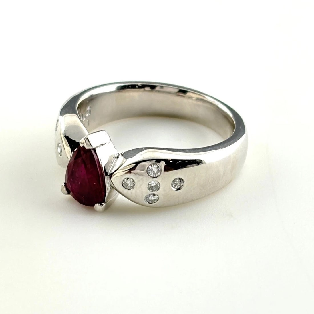 RUBY DESIGN RING WG MELEE DIAMOND RING 18K (1 of 3)