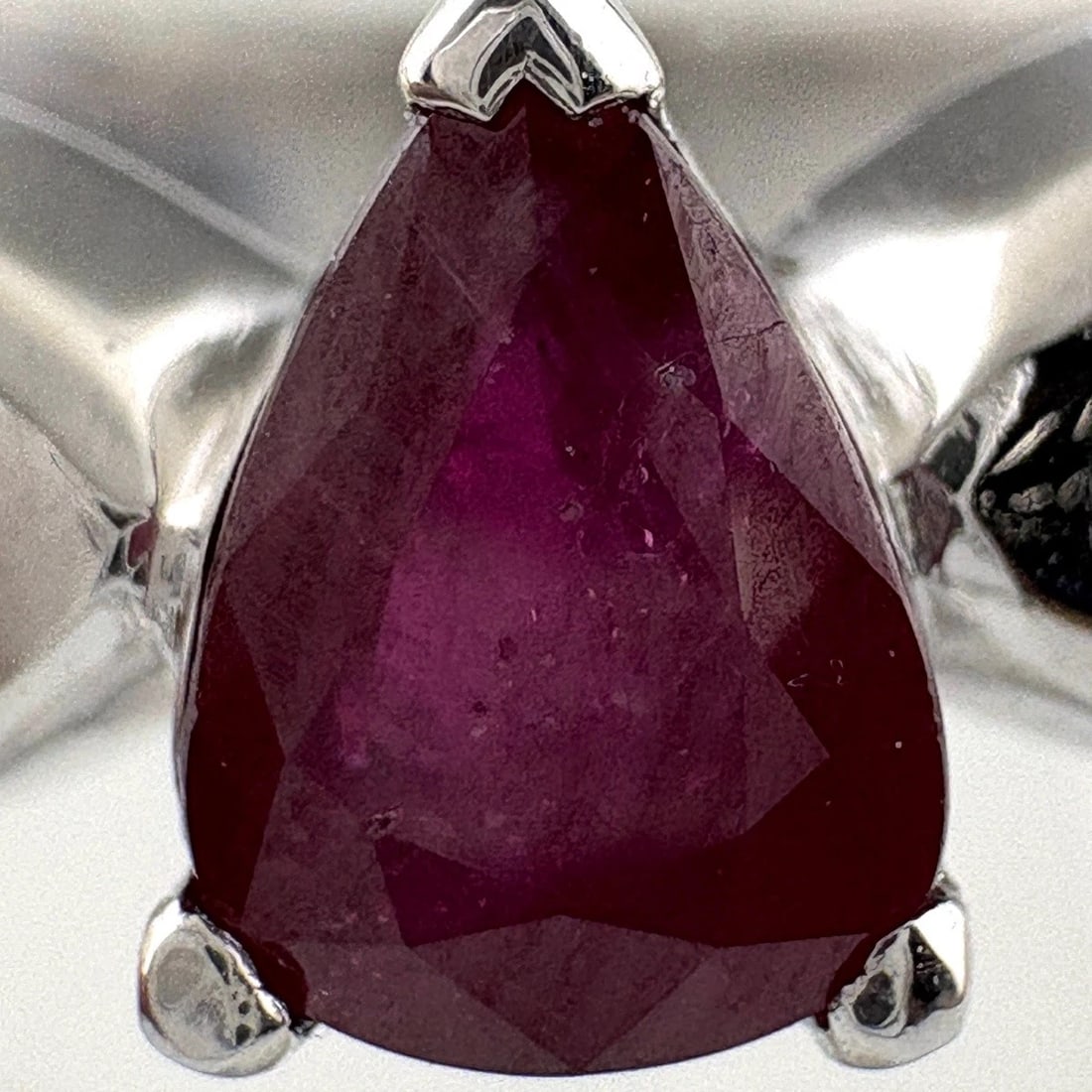 RUBY DESIGN RING WG MELEE DIAMOND RING 18K - 2