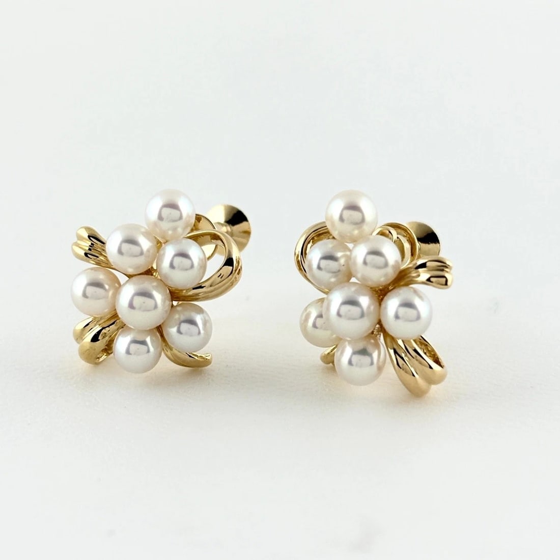 TASAKI PEARL EARRINGS YG EARRINGS 18K: Tasaki Pearl Earrings Yg Earrings 18K Brand: TASAKI Type/Style: Earrings Material: 18K YG, Main Stone Pearl /Secondary Stone:Natural Color: YG Size: 18.4x16.2mm(0.7") Accessories: None Accessories