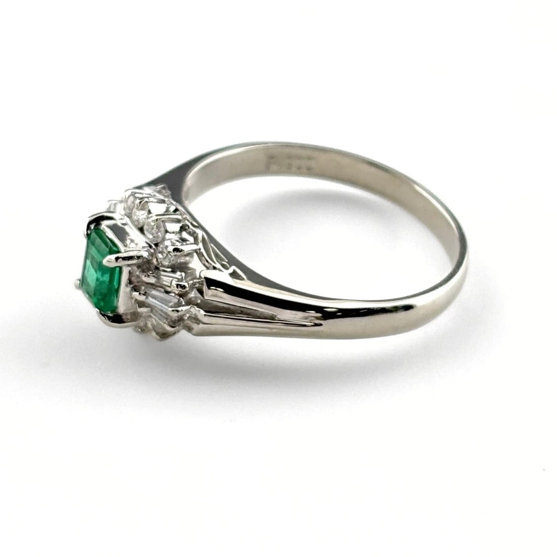 EMERALD DESIGN RING PLATINUM MELEE DIAMOND RING PT900: Emerald Design Ring Platinum Melee Diamond Ring Pt900 Brand: Unbranded Type/Style: Ring Material: Pt900, Main Stone Emerald /Secondary Stone:Natural Color: None Size: US5.5 Accessories: None
