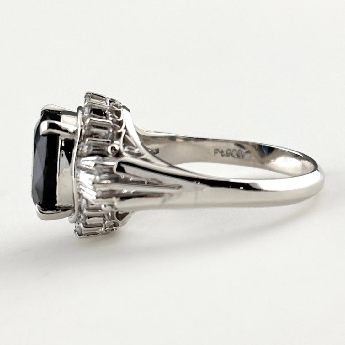 SAPPHIRE DESIGN RING PLATINUM MELEE DIAMOND RING: Sapphire Design Ring Platinum Melee Diamond Ring Brand: Unbranded Type/Style: Ring Material: Pt900, Main Stone Sapphire /Secondary Stone:Natural Color: None Size: US6 Accessories: None Accessories
