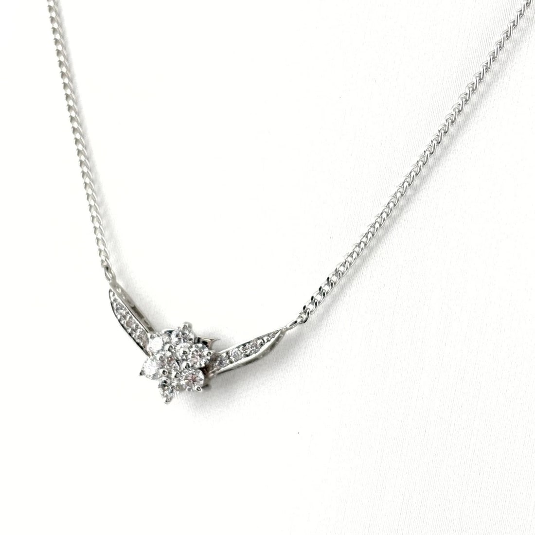 FLOWER MOTIF DESIGN NECKLACE PLATINUM PENDANT MELEE DIAMOND: Flower Motif Design Necklace Platinum Pendant Melee Diamond Brand: Unbranded Type/Style: Necklace Material: Pt900, Main Stone Natural Color: None Size: 11.8x22.7mm(0.5") Accessories: None Accessories