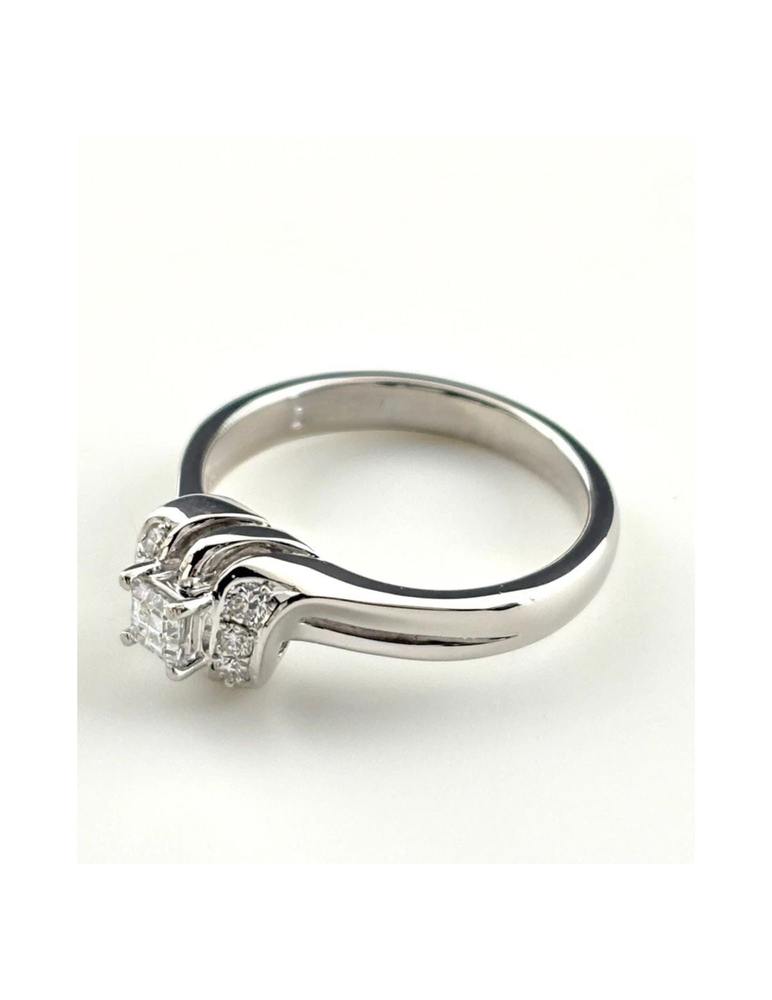 POLA DIAMOND RING PLATINUM MELEE DIAMOND RING: Pola Diamond Ring Platinum Melee Diamond Ring Brand: POLA Type/Style: Ring Material: Pt900, Main Stone Natural Color: None Size: US6.5 to 7 Accessories: None Accessories Notice: When purchasing