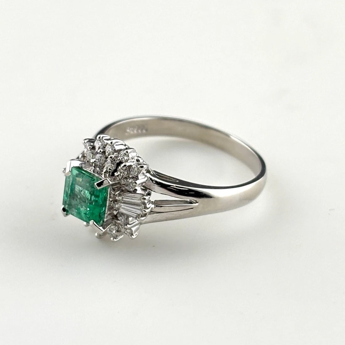 EMERALD DESIGN RING PLATINUM MELEE DIAMOND RING: Emerald Design Ring Platinum Melee Diamond Ring Brand: Unbranded Type/Style: Ring Material: Pt900, Main Stone Emerald /Secondary Stone:Natural Color: None Size: US6.5 Accessories: None Accessories