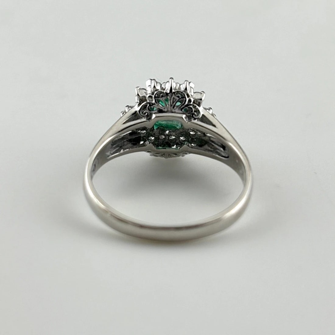 EMERALD DESIGN RING PLATINUM MELEE DIAMOND RING - 3