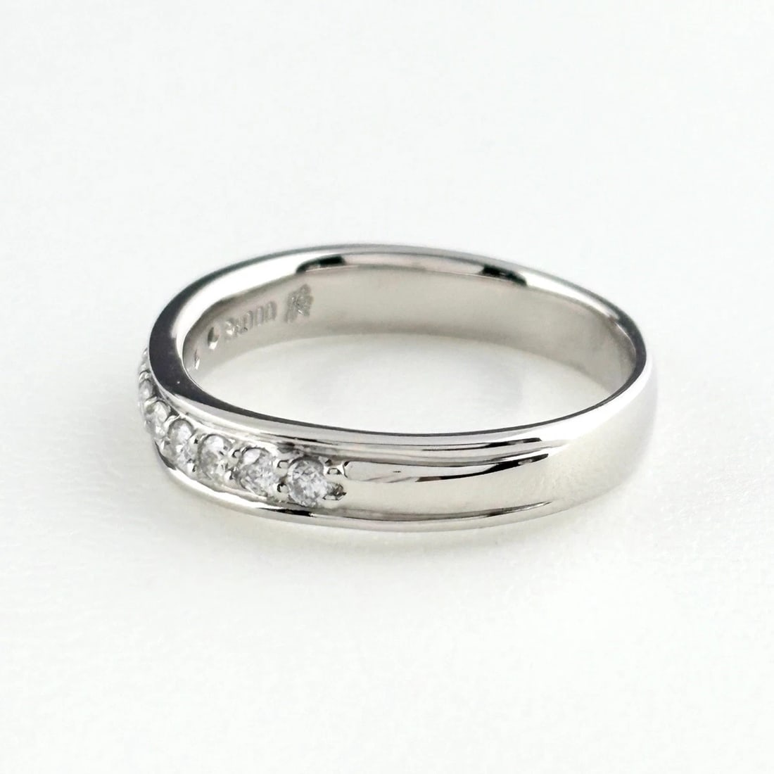 MELEE DIAMOND DESIGN RING PLATINUM RING PT900: Melee Diamond Design Ring Platinum Ring Pt900 Brand: Unbranded Type/Style: Ring Material: Pt900, Main Stone Natural Color: None Size: US6.5 to 7 Accessories: None Accessories Notice: When purchasing