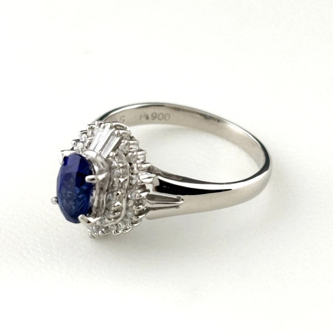 SAPPHIRE PLATINUM RING MELEE DIAMOND RING PT900: Sapphire Platinum Ring Melee Diamond Ring Pt900 Brand: Unbranded Type/Style: Ring Material: Pt900, Main Stone Sapphire /Secondary Stone:Natural Color: None Size: US6 to 6.5 Accessories: None