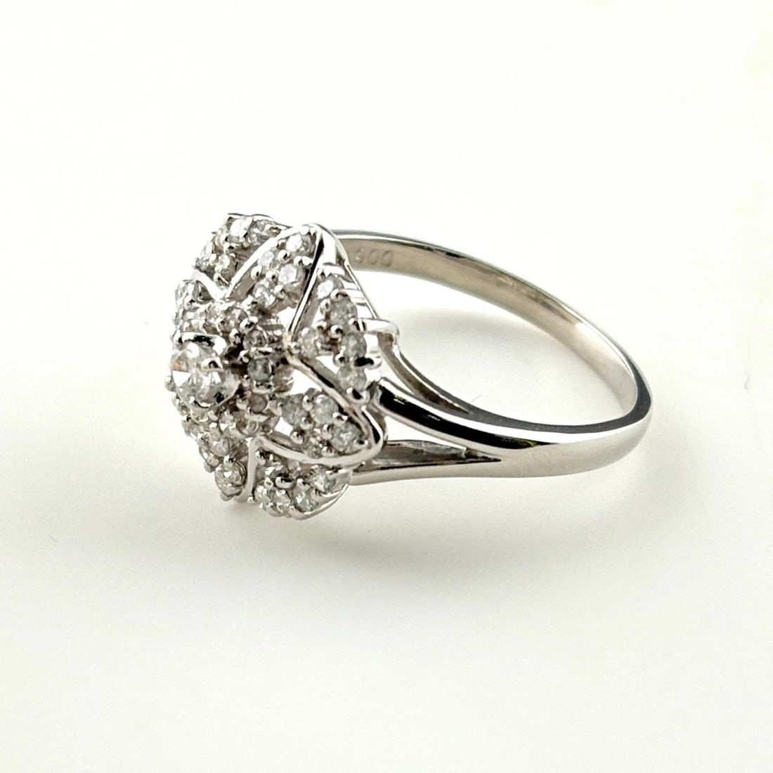 MELEE DIAMOND DESIGN RING PLATINUM RING PT900 DIAMOND: Melee Diamond Design Ring Platinum Ring Pt900 Diamond Brand: Unbranded Type/Style: Ring Material: Pt900, Main Stone Natural Color: None Size: US5 Accessories: None Accessories Notice: When purchasing