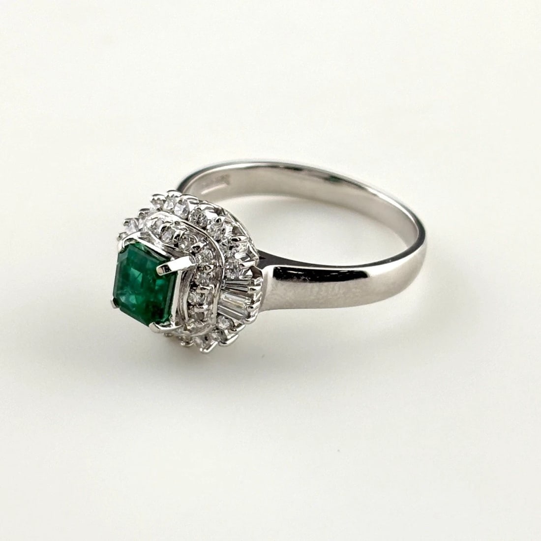 EMERALD DESIGN RING PLATINUM MELEE DIAMOND RING: Emerald Design Ring Platinum Melee Diamond Ring Brand: Unbranded Type/Style: Ring Material: Pt900, Main Stone Emerald /Secondary Stone:Natural Color: None Size: US6.5 Accessories: None Acc