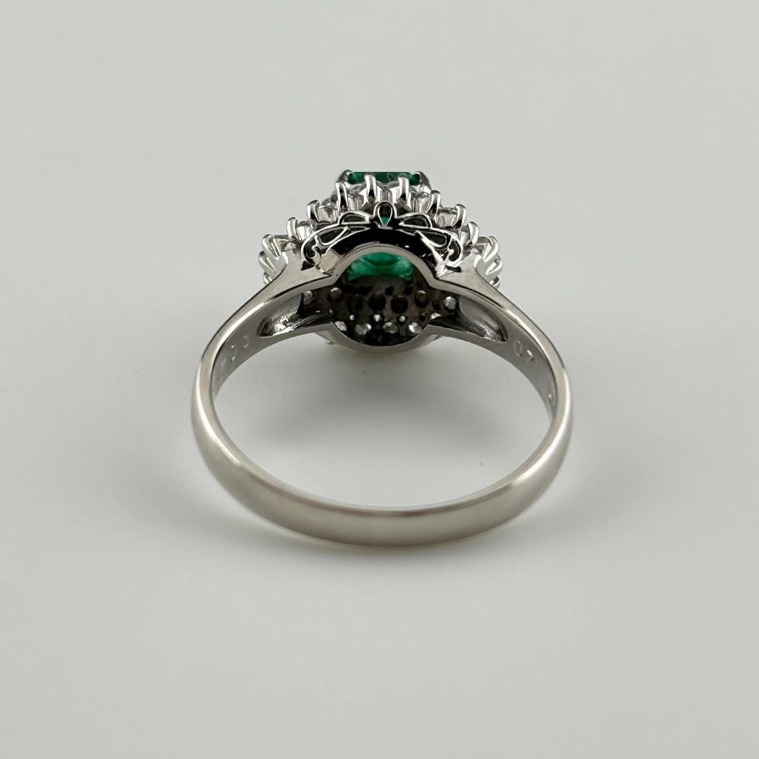 EMERALD DESIGN RING PLATINUM MELEE DIAMOND RING - 3