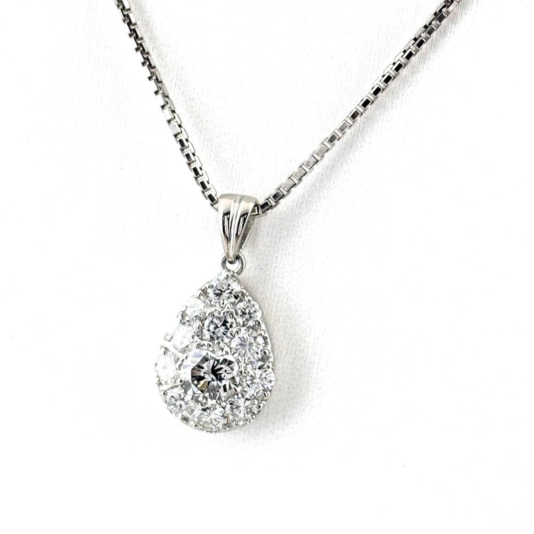 DIAMOND DESIGN NECKLACE PLATINUM PENDANT MELEE NECKLACE: Diamond Design Necklace Platinum Pendant Melee Necklace Brand: Unbranded Type/Style: Necklace Material: Pt900, Main Stone Natural Color: None Size: 17.8x9.0mm(0.7") Accessories: None Accessories