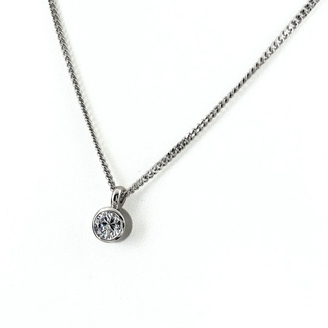 DIAMOND PLATINUM PENDANT NECKLACE PT900 PT850: Diamond Platinum Pendant Necklace Pt900 Pt850 Brand: Unbranded Type/Style: Necklace Material: Pt900, Main Stone Natural Color: None Size: 9.4x5.9mm(0.4") Accessories: None Accessories Notice: When