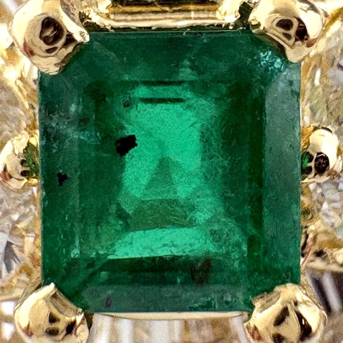 EMERALD DESIGN RING YG RING MELEE DIAMOND RING: Emerald Design Ring Yg Ring Melee Diamond Ring Brand: Unbranded Type/Style: Ring Material: 18K YG, Main Stone Emerald /Secondary Stone:Natural Color: YG Size: US5 Accessories: None Accessories