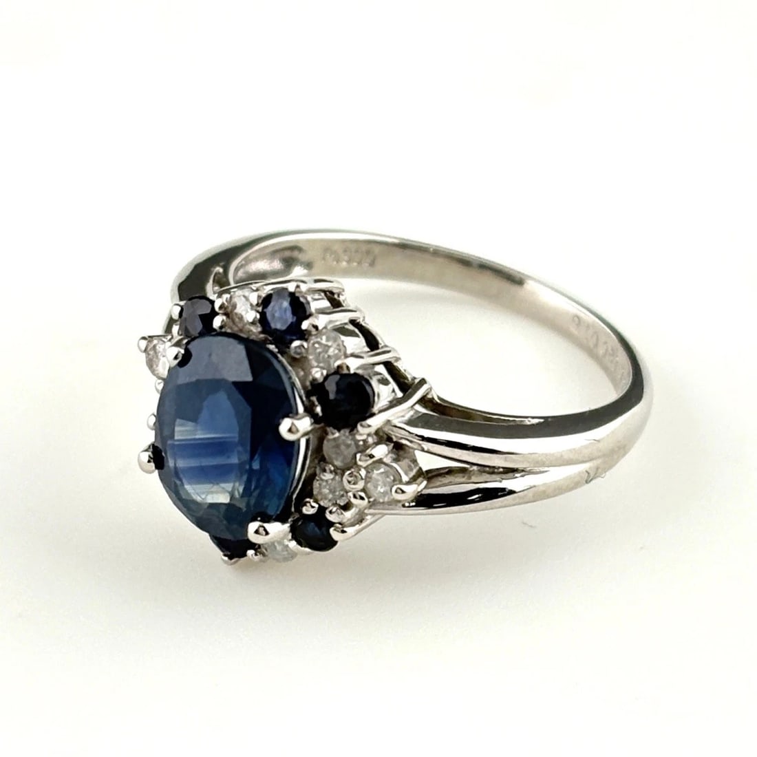 SAPPHIRE DESIGN RING PLATINUM MELEE DIAMOND RING PT900: Sapphire Design Ring Platinum Melee Diamond Ring Pt900 Brand: Unbranded Type/Style: Ring Material: Pt900, Main Stone Sapphire /Secondary Stone:Natural Color: None Size: US5 to 5.5 Accessories: None
