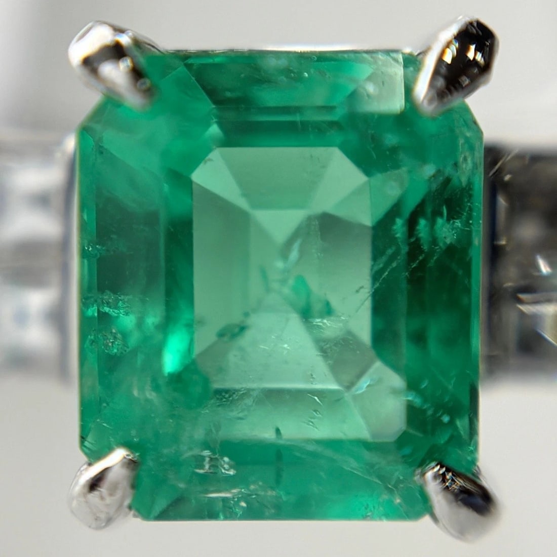 EMERALD DESIGN RING PLATINUM MELEE DIAMOND RING: Emerald Design Ring Platinum Melee Diamond Ring Brand: Unbranded Type/Style: Ring Material: Pt900, Main Stone Emerald /Secondary Stone:Natural Color: None Size: US6 to 6.5 Accessories: None